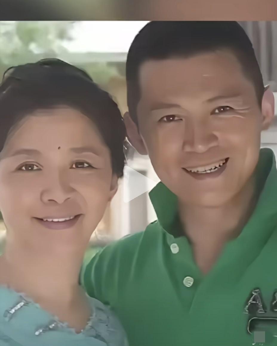 倪萍说:迟蓬在生孩子前，嫌家里窗帘脏，用凳子垫脚站到窗台上，把窗帘拆下洗干净又挂