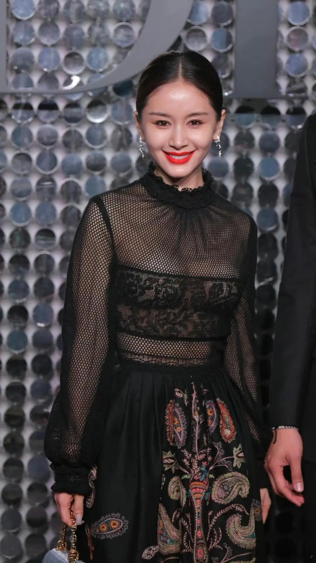 38岁王子文越发洒脱，一袭黑色透视连衣裙勾勒玲珑曲线，个子不高，却凭这一身穿出了