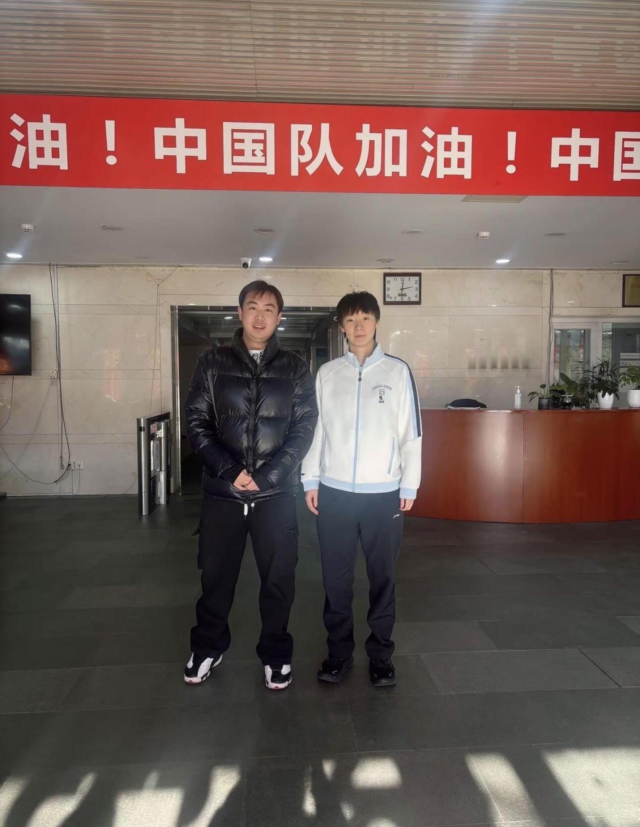 王曼昱也是一行人的榜样和标杆！新鲜的曼昱，合影也是热乎的分享出来，作为她的粉丝