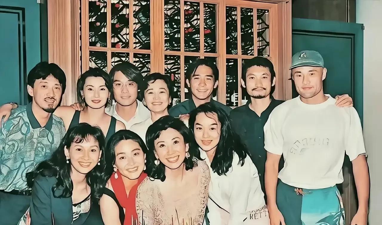无比怀念群星璀璨的年代第一张——后排左起:石天、张曼玉、梁家辉、张艾嘉、梁朝