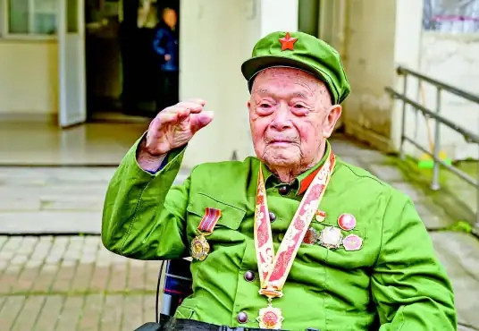 抗美援朝时，他一人歼敌400余人，立下汗马功劳，复员时却因工作人员写错一字，苦干
