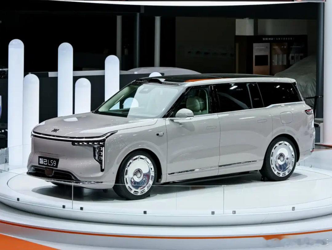 在本届广州车展上智己LS9正式开启交付。前脸配备2.4米的一体式贯穿前大灯组，采