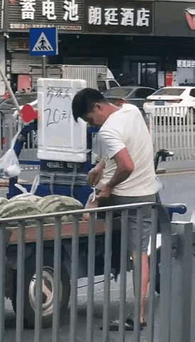 西瓜刀割脚皮，真恶心🤮