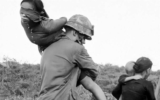 1959年，一名美国士兵，俘虏了一名美丽的越南女士兵，那名女士兵突然脱下了自己的