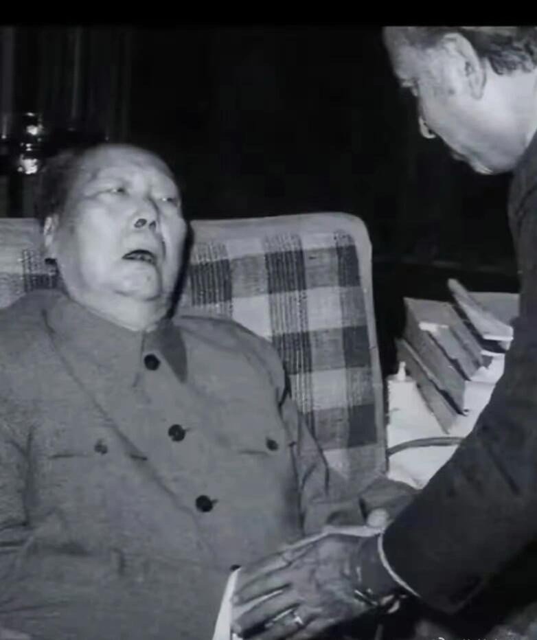 历史知识即便身体每况愈下、精力大不如前，他依然凭借着顽强的意志，强撑病体，郑重地