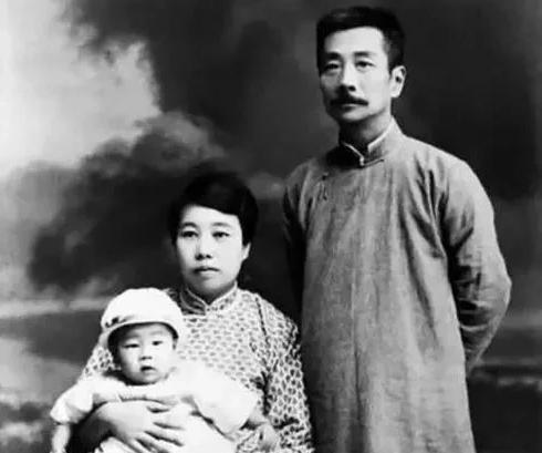 1906年的一天晚上，鲁迅刚躺下休息。这时，朱安突然爬到床上哀求：“大先生，你就