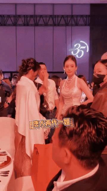 总觉得娜扎这种大浓颜和刘诗诗这种淡雅长相的人合影会赢定了！哪知道，看了两人好几次
