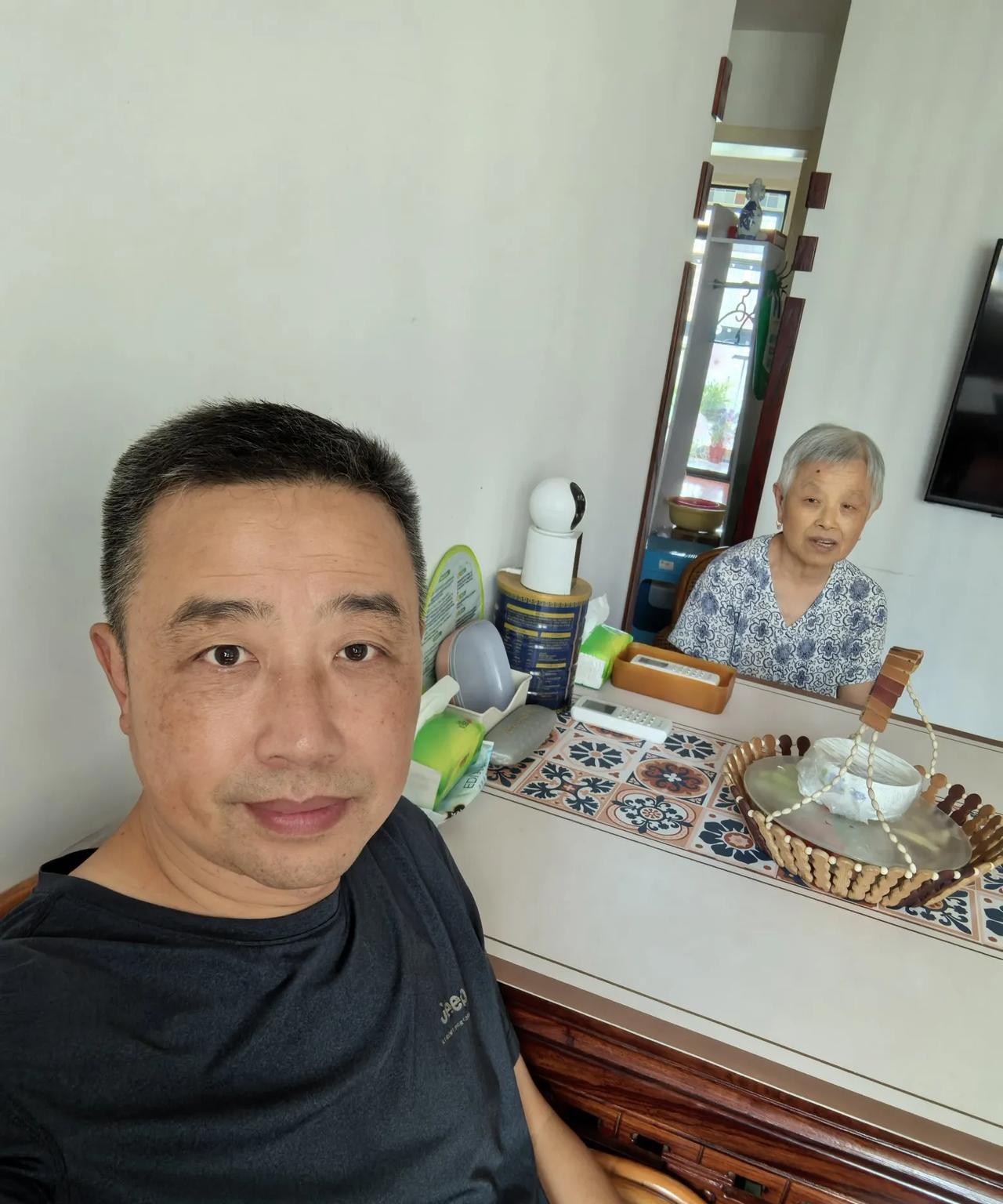 今天是周六，到我妈妈这看看，陪老人家聊聊天，妈妈主要还是问了我戒酒的情况。妈妈
