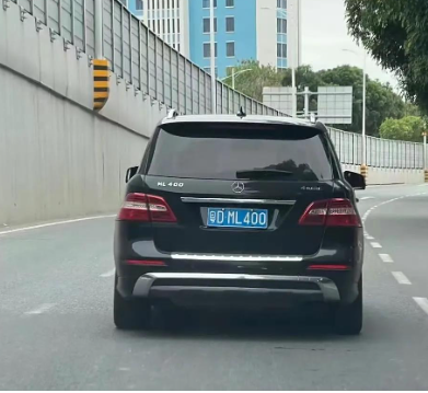 第一次见车牌跟车型一个号的车