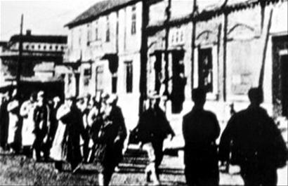 1835年，辽宁营口。傍晚5点，药材商人唐邦才推门回家，听见卧房内竟传来了男女的