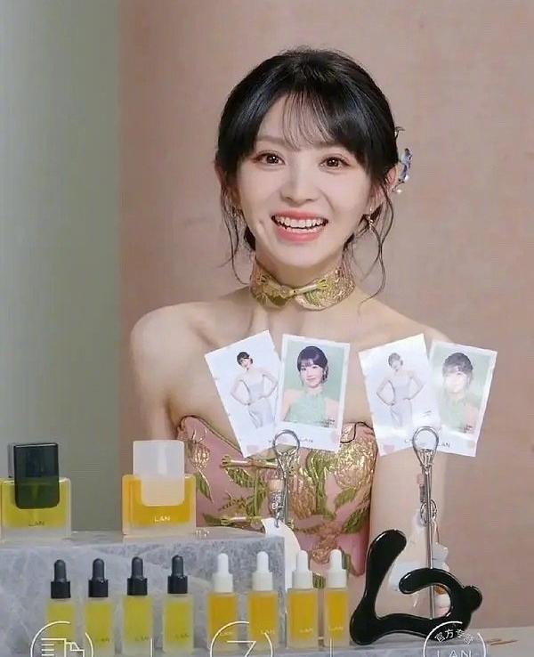 这可能是田曦薇最尴尬的直播了吧因为服装暴露领口太低，直接被平台判违规了。半