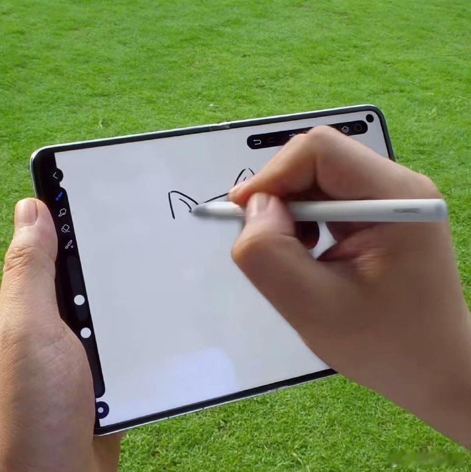 【华为PuraXMax折叠屏手机支持手写笔功能，适配“天生会画”App