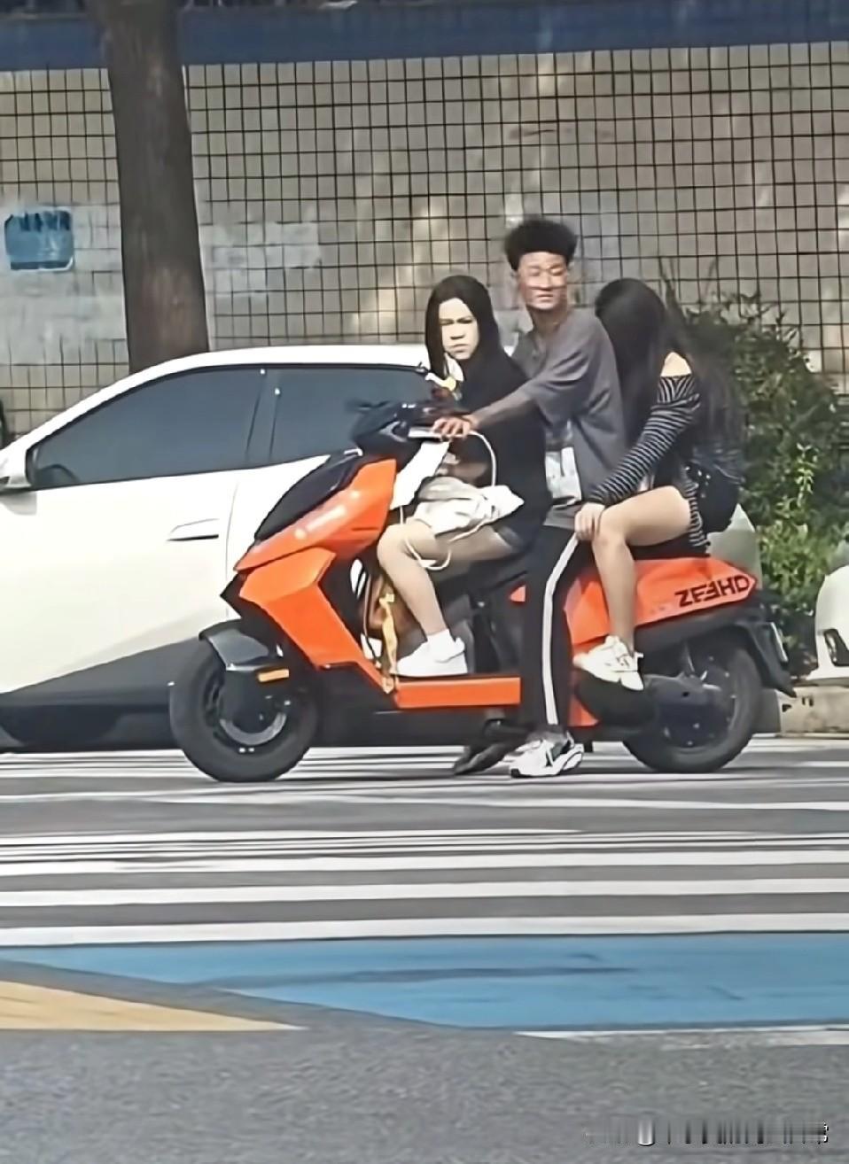 极核带妹子就是牛啊！街头惊现“橙色荷尔蒙战车”——极核摩托上挤着三个年轻人