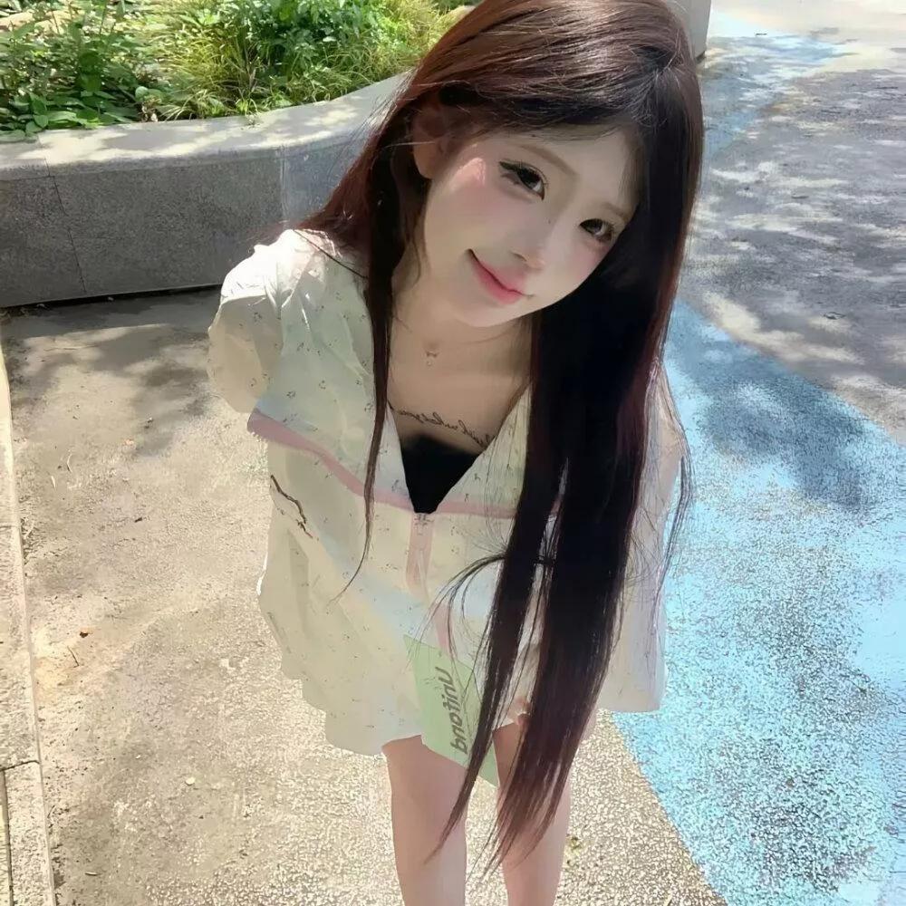 阳光明媚的午后，少女在绿荫下微笑少女感笑容少女感微笑女孩少女的笑容美少女的