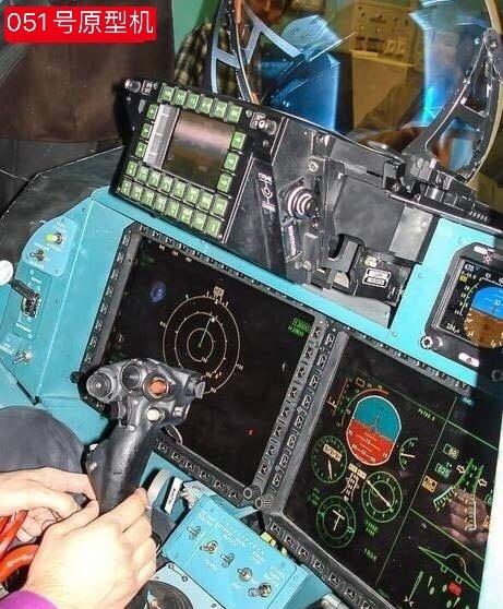 苏57观察：迪拜航展509号原型机的一些局部变化➡️显示器变化：从早期移植苏3