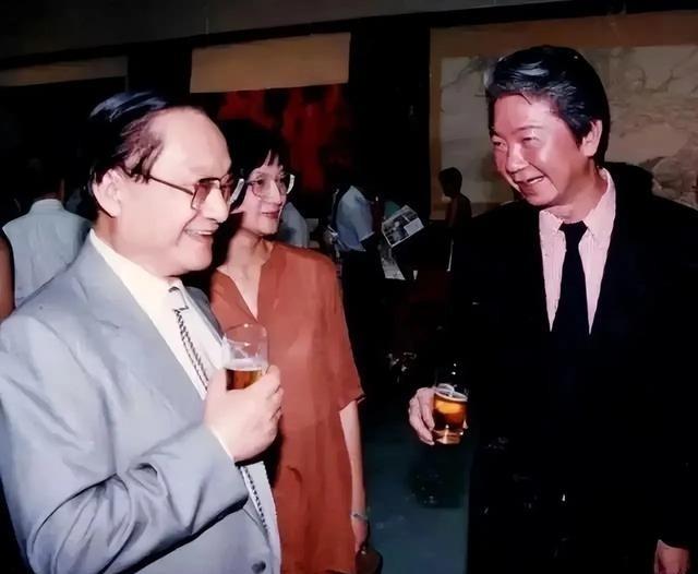 1976年，52岁的金庸娶了23岁的林乐怡。蔡澜得知后，兴冲冲上门蹭饭，想一睹佳