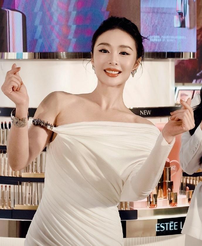 今天高叶在出席时尚活动的时候穿了一件白色的裙子，看上去年轻又漂亮。高叶这次搭