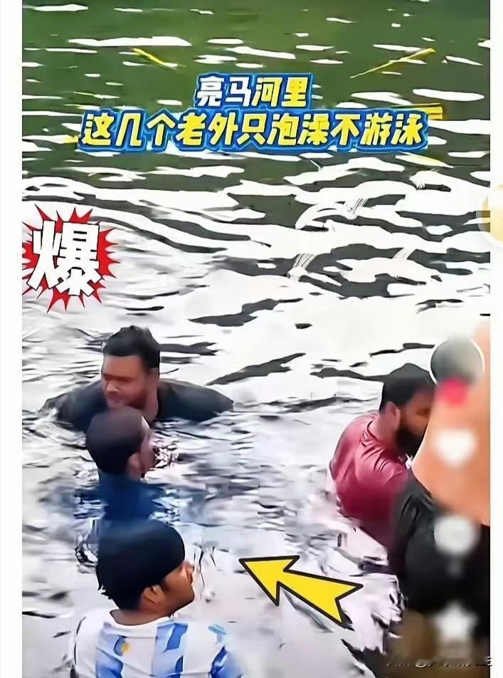几个印度游客把北京亮马河当成了自家沐浴场，脱了鞋袜就往水里踩。岸边牌子写得清楚，
