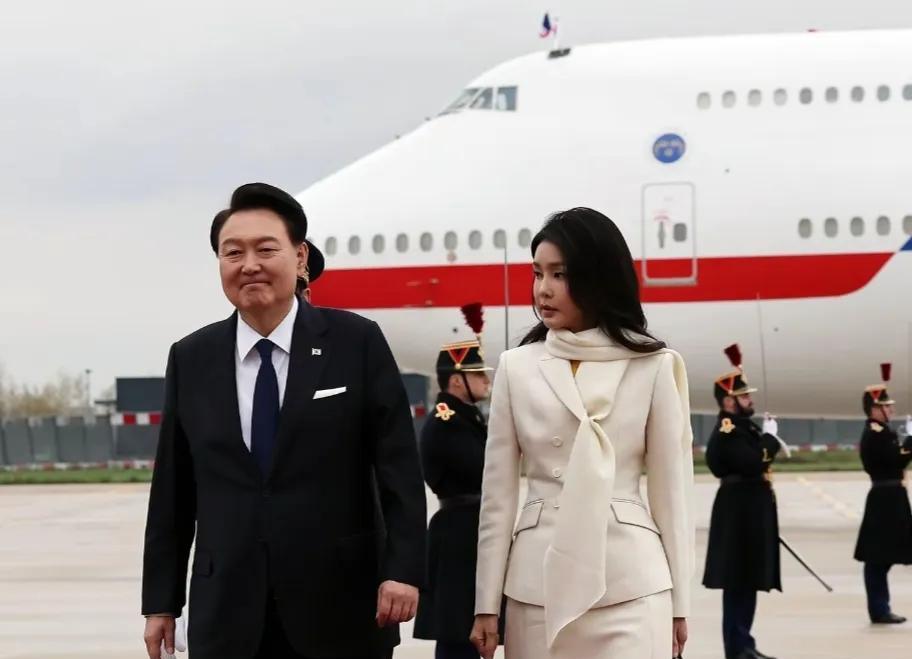 金建希在拘留所的待遇不如尹锡悦，尹锡悦的拘留室起码还有张床，而金建希的拘留室却没