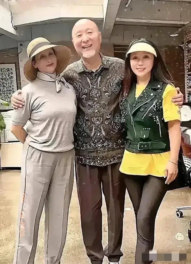 陈佩斯与两位歌唱家同框：左手拥着的程琳依旧风姿绰约，当年一曲《小螺号》、一首《妈