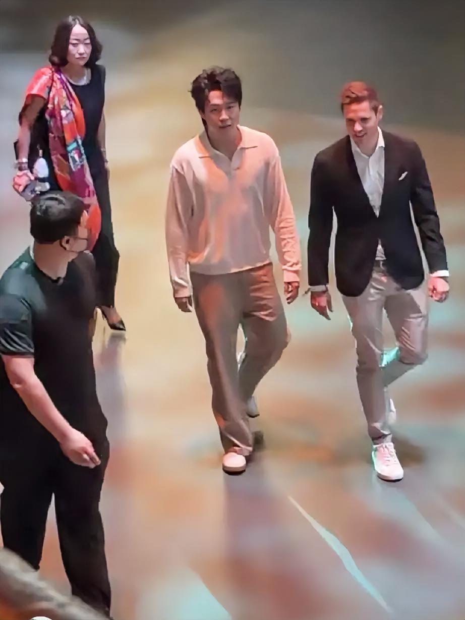 还沉浸在老大爷秒变王楚钦的开心里结果又来了一波大的孩子突然出现在梅赛德斯活动