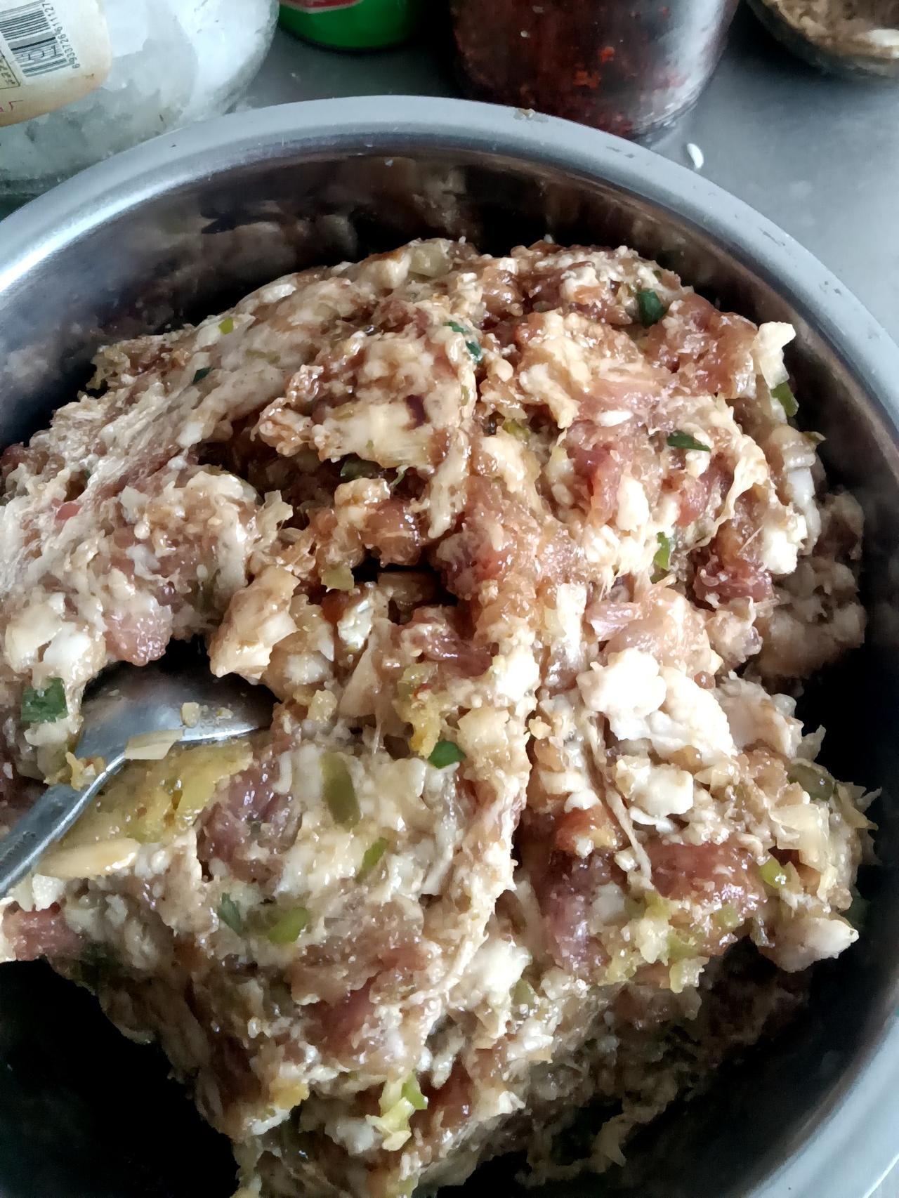 调饺子馅加豆腐？老公嫌我瞎折腾，出锅他连吃30个。咱就说，年年过年包饺子