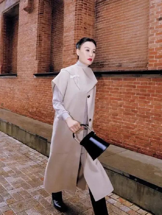 邬君梅60岁生日凌晨发长文，第一次承认老公奥斯卡去年走了。三十年的跨国婚姻，