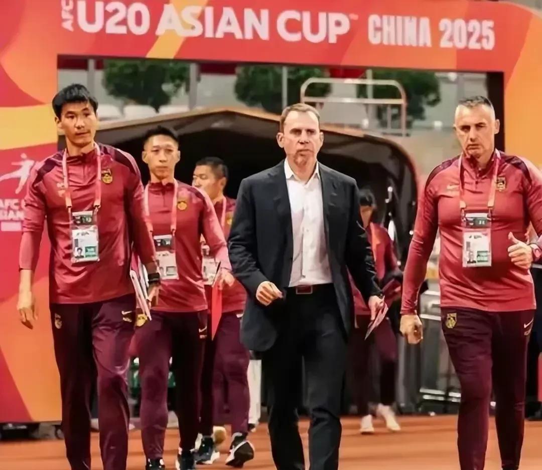 希望能让久尔杰维奇自己挑选新一届国足队员，原来的50人大名单是伊万圈订的，据说里