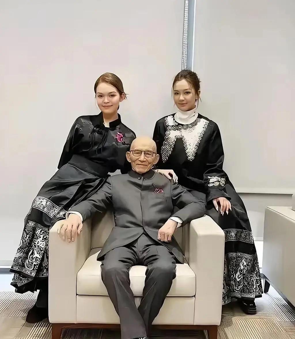 游本昌老师的两个孙女叶盈琪和游盈绮真的非常好看！大家看游本昌老爷子坐在沙发上，