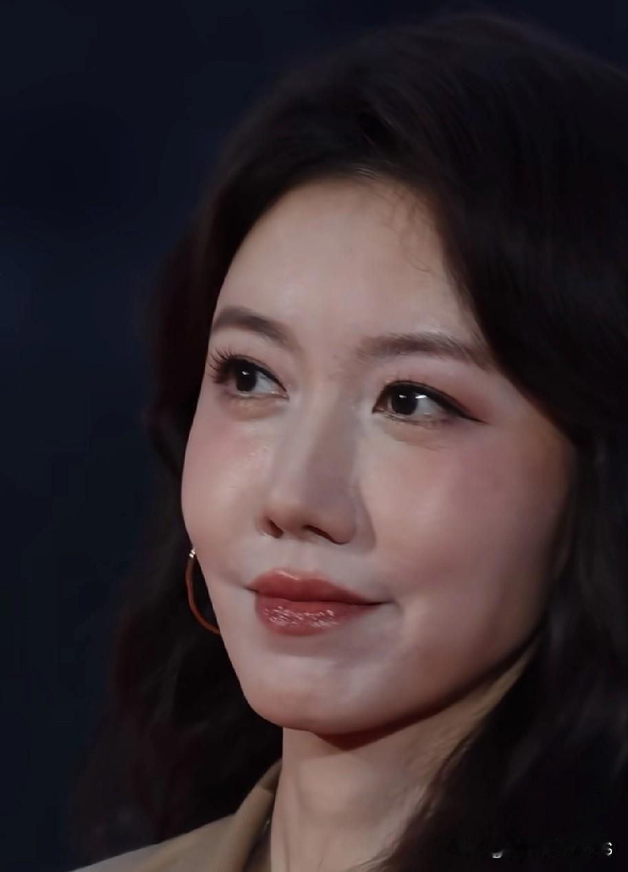 大家都在说高露最近风格变了哈，妆容可以再清透点就更美啦！苹果肌确实饱满，不