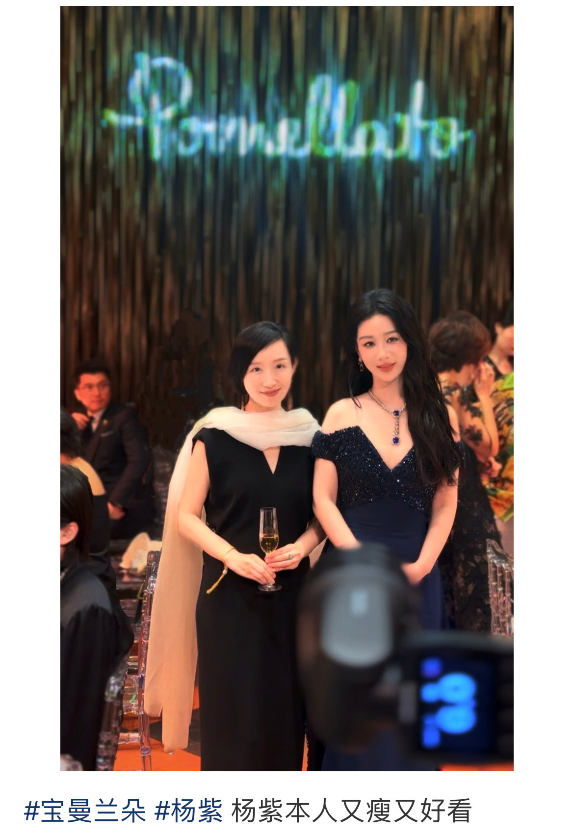 杨紫羡慕和杨紫一起合照[爱心]“杨紫本人又瘦又好看”​​​
