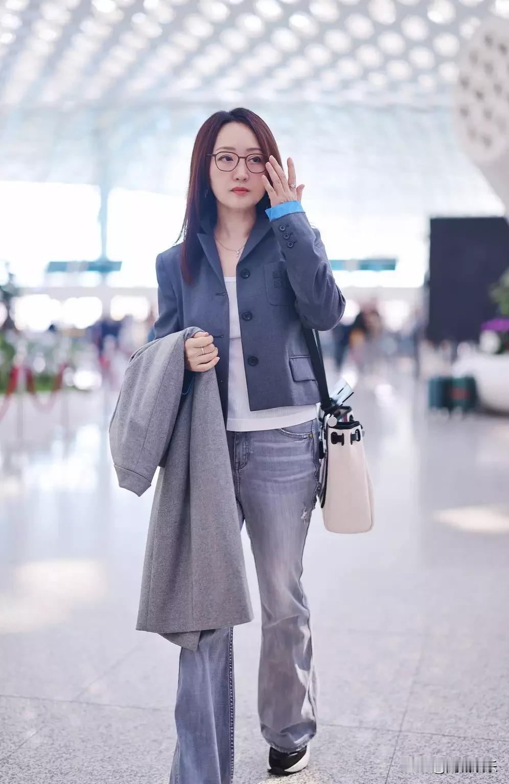 54岁杨钰莹深圳机场美翻！蓝装+黑框眼镜，独自出行甜飒又知性。12月5日深