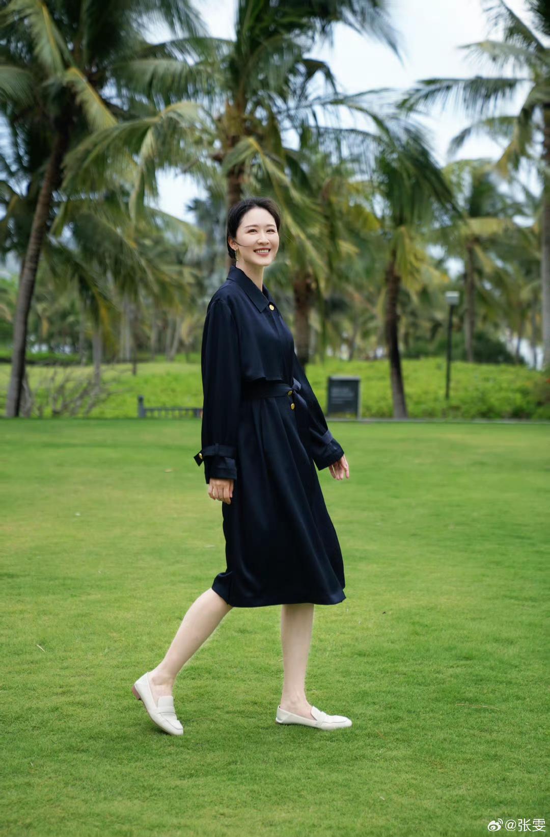 张雯和杨童舒她们俩同样穿黑色谁更胜一筹我觉得张雯更胜一筹因为她的肤色更