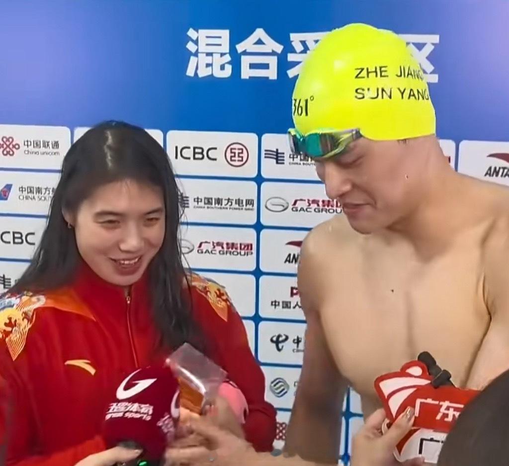当泳坛传奇孙杨，笑着摸过后起之秀张雨霏的金牌时，我们看到的，远不止是一次前辈对后