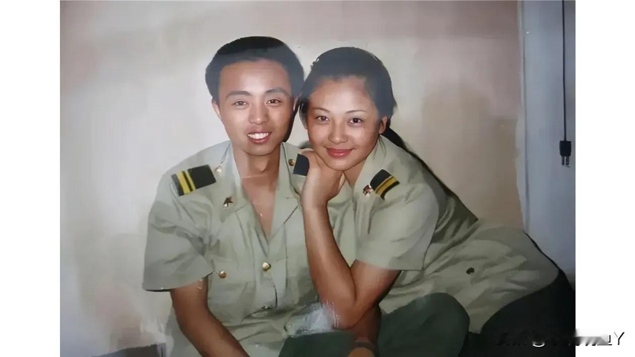 这张照片展现出了上世纪九十年代刘涛当兵第二年与战友在部队的情景，那时候的她笑容甜