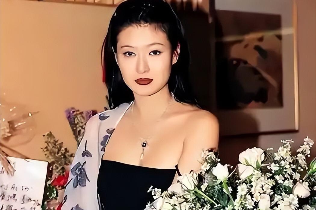 2002年陈宝莲从24楼一跃而下，留下一个才出生20多天的男婴，葬礼上，曾志伟和