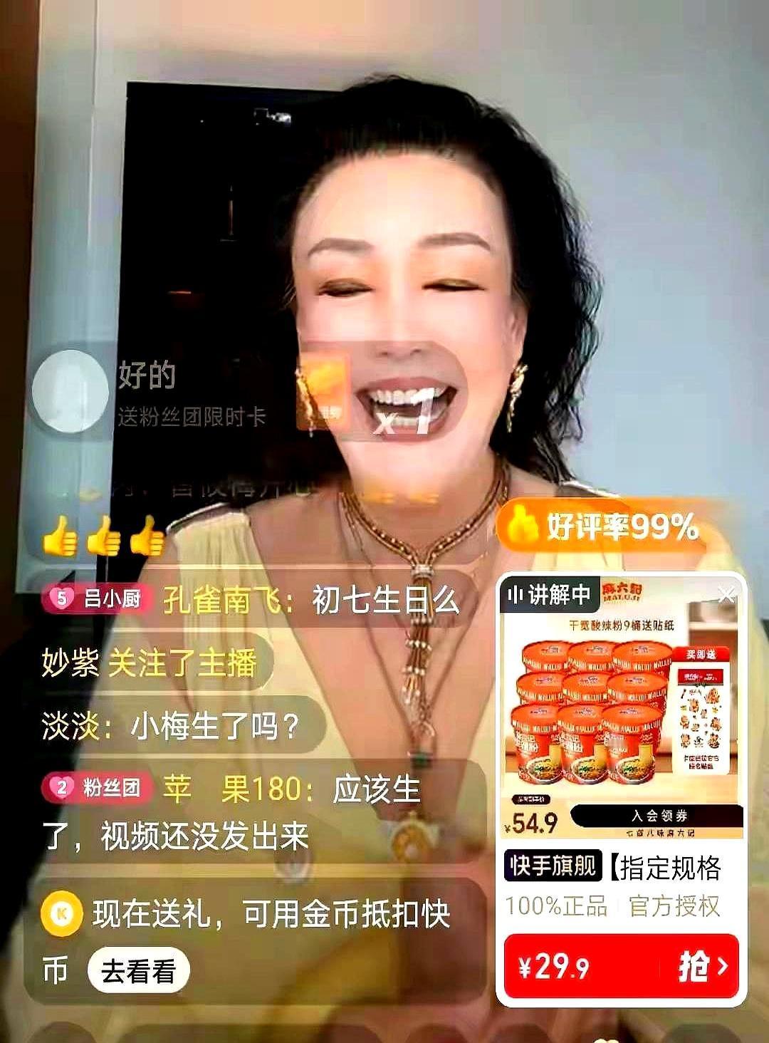 七十岁前夫抱着孙子死不撒手，眼睛笑成两道缝。旁边站着他离婚四十年的前妻张兰。