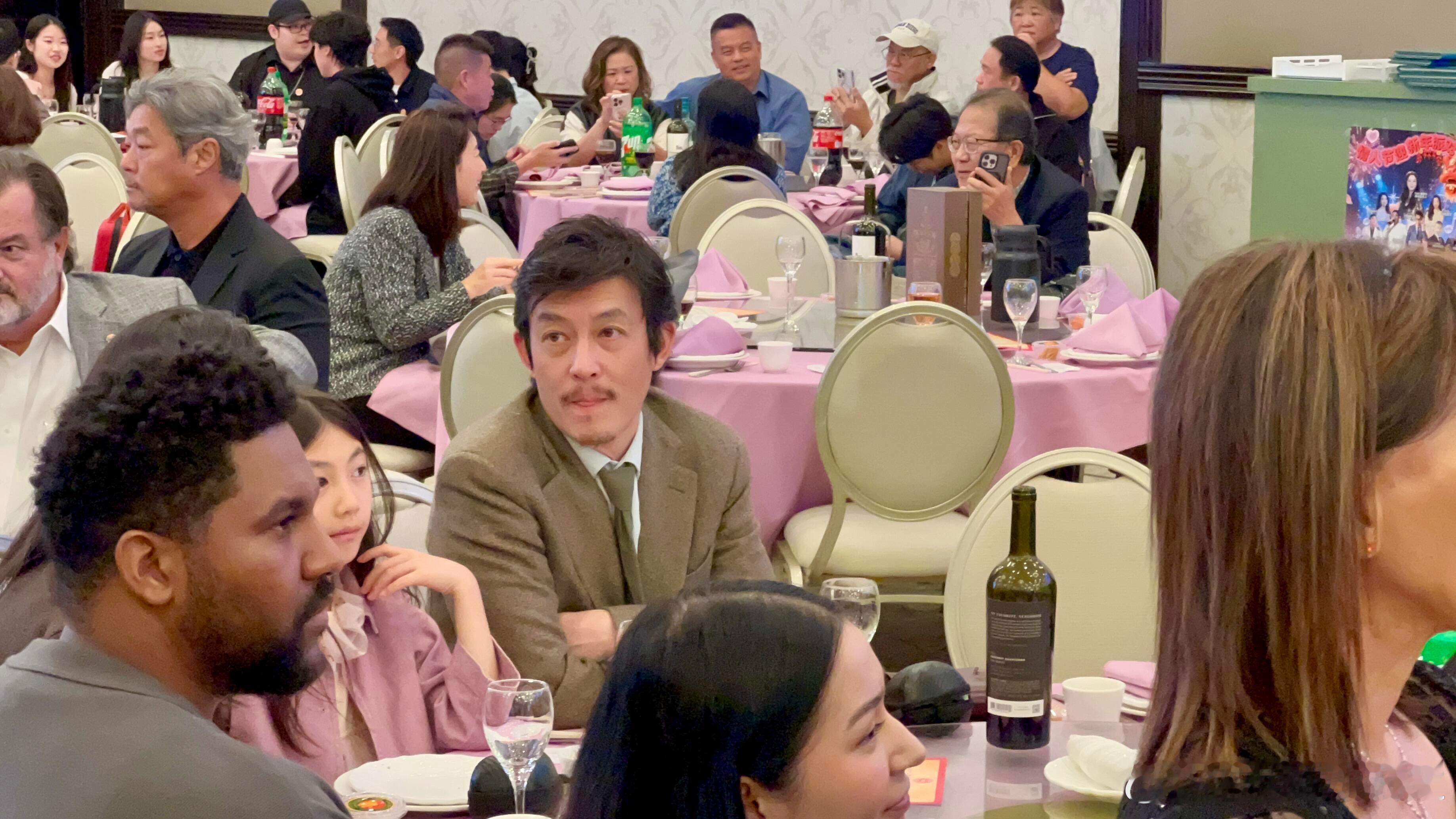 陈冠希一家洛杉矶参加婚礼陈冠希撞脸毛利小五郎陈冠希一家洛杉矶参加婚礼，留小胡子