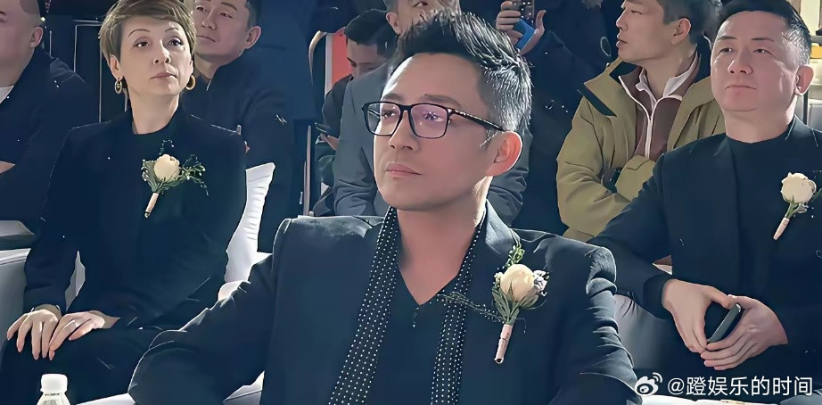 汪小菲出现了，但那张脸，让人看了心里不是滋味。西装革履，帅气依旧。但笑容，几乎没