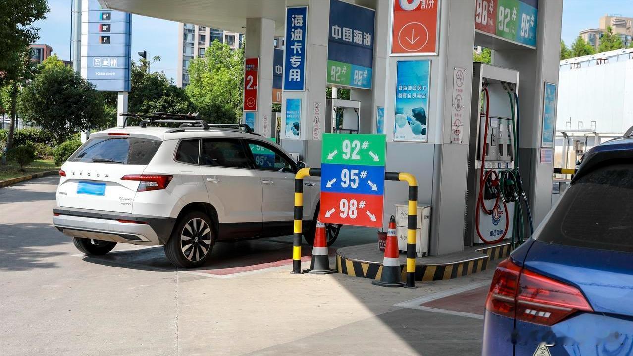 油价七连涨！92号汽油破8元，车主：加满一箱多花50元，这个月不敢开车上班了，1