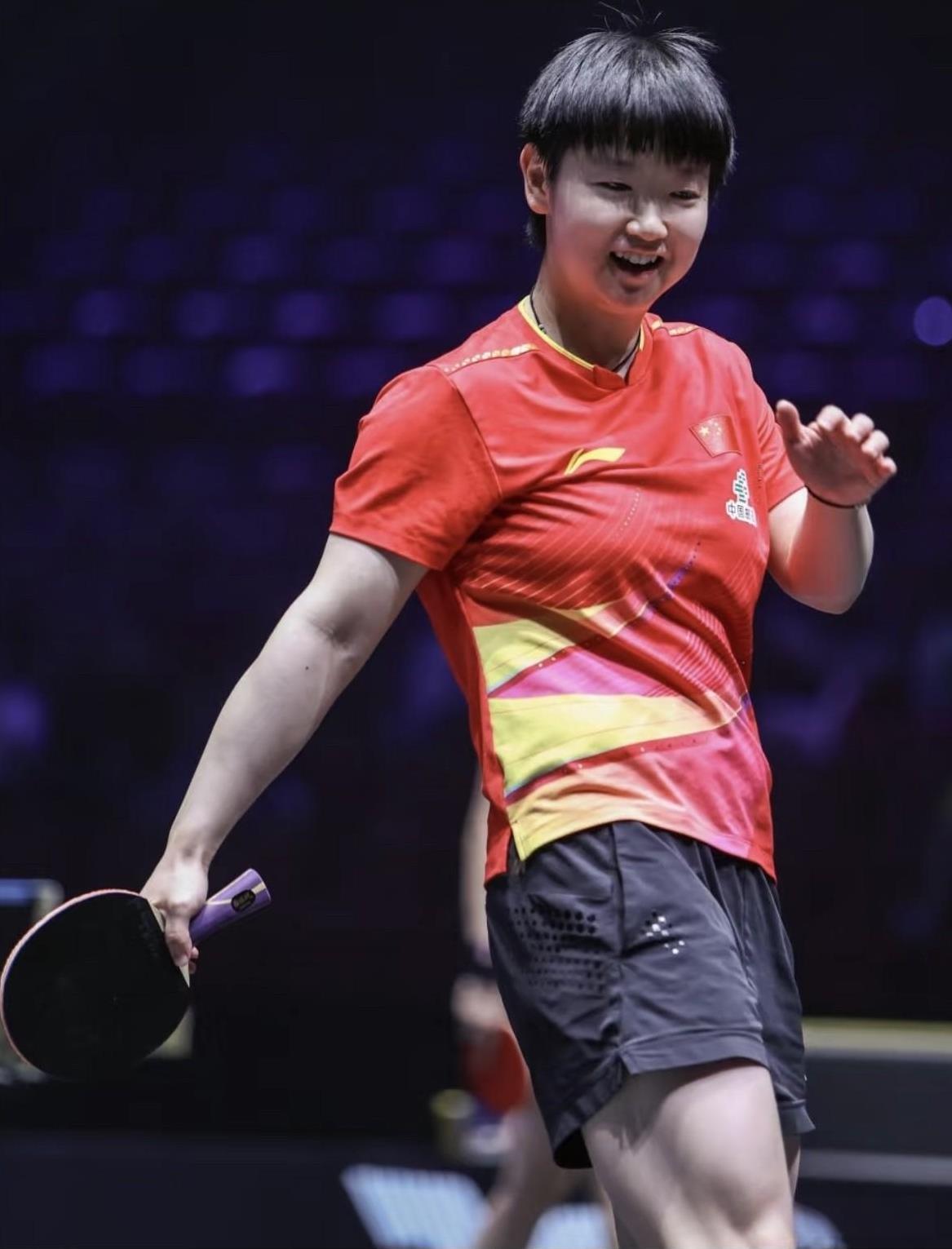 这站比赛孙颖莎真的很开心！2025WTT瑞典大满贯的赛场上，莎莎仿佛被快乐因子