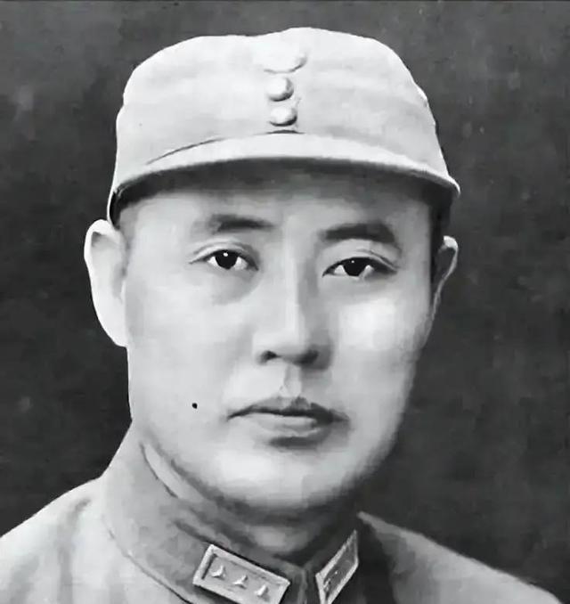 新中国成立后，中央原本安排傅作义担任国防委员会副主席，行政三级，级别已经不低。但