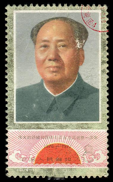 一张斑驳印迹的老邮票​​​