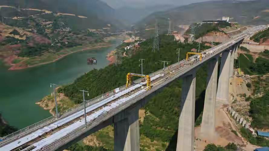 胡扯什么难度超青藏，建设10年，这条铁路横跨三省，实质开工时间差距很大，除了鄂西