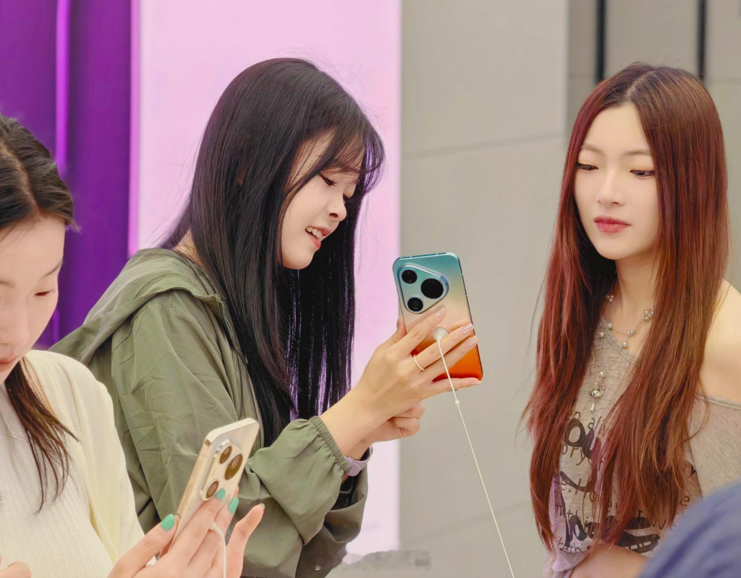 华为Pura90系列开售爆单爆单完全是意料之中的事！昨天和去店里转了转，配色都挺