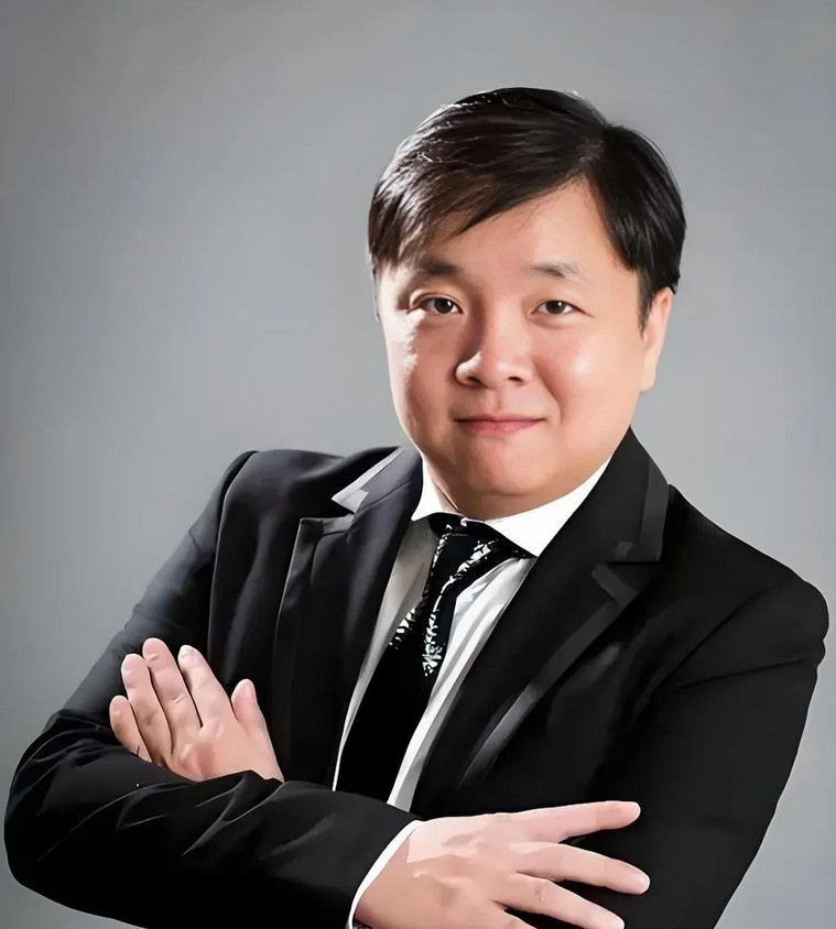 姜凯曾说过：“和黄奕离婚，是我做过最正确的决定。”他是黄奕的第一任丈夫，身为