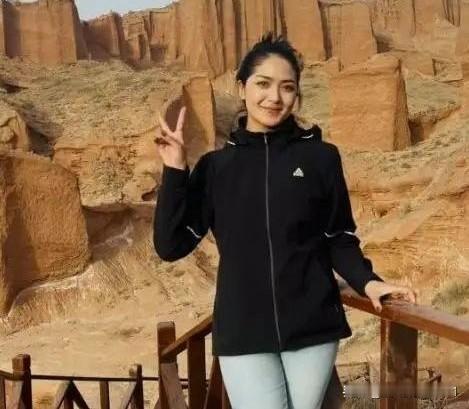 新疆最美导游迪丽努尔所在的“新疆行”公司，全称为新疆行疆记国际旅行社。这是一家深