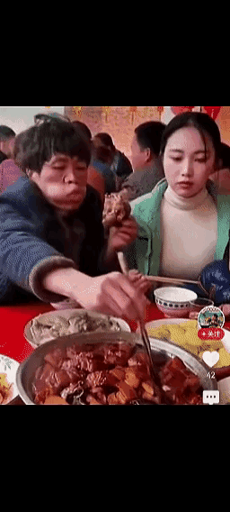 天呐，这吃相真难看。哥们，能不能矜持点，给你妻儿留一口呀，看你那鼓鼓的腮帮子，