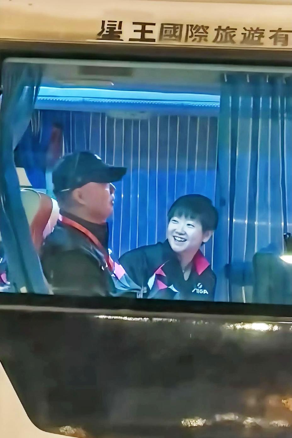 看到莎莎这个笑容，全世界都能被原谅，突然释怀了。这是全运会河北女团回酒店