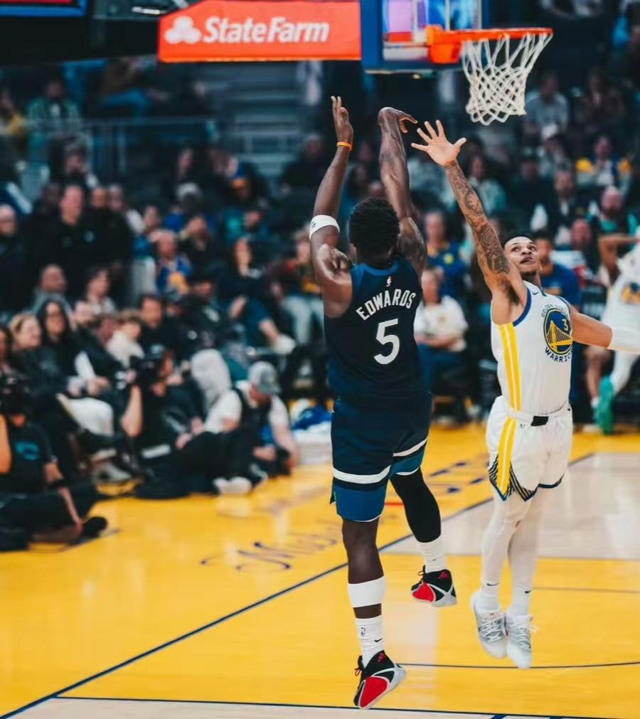 库里直摇头，爱德华兹是真的防不住！三连败的森林狼遇上三连败的勇士；都太需要这场